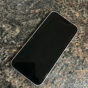 Selling iPhone 13 1yrs old with 87% battery life a 128GB SERIOUS INQUIRIES ONLY.